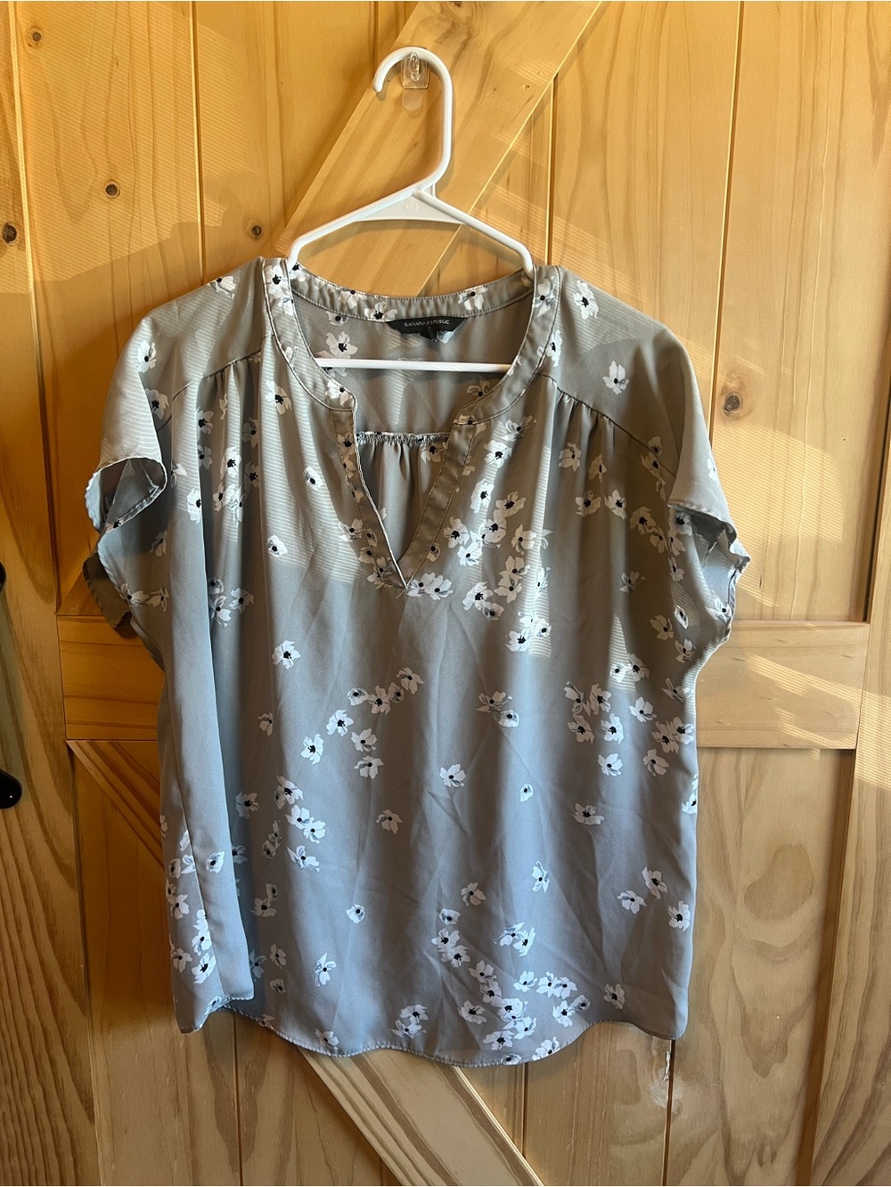 Banana Republic Gray Floral Short-Sleeve Blouse V-Neck Size L Career Business